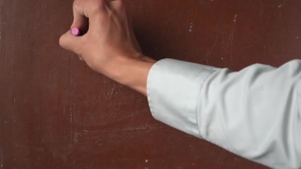 Kalıplı Kahverengi Karatahta Arka Planı Erkek Tahtaya Bir Parça Pembe — Stok video