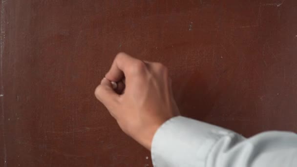 Kalıplı Kahverengi Karatahta Arka Planı Erkek Yazısı Ekleme Denklemi Tahtaya — Stok video