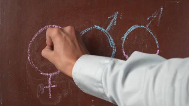 Fundo Chalkboard Texturizado Mão Masculina Escrevendo Sexo Dentro Símbolos Femininos — Vídeo de Stock