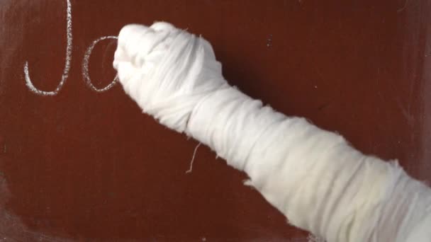 Getextureerde Bruine Krijtbordondergrond Mummys Hand Hand Verband Schrijven Jack Olantern — Stockvideo