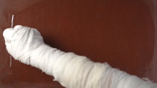Sfondo Lavagna Marrone Strutturato Mummy Consegna Bende Scrivendo Vacanze Sulla — Video Stock