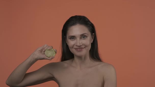 Güzel Esmer Modelin Portresi Doğal Makyajlı Gülümseyen Bir Kadını Yakından — Stok video