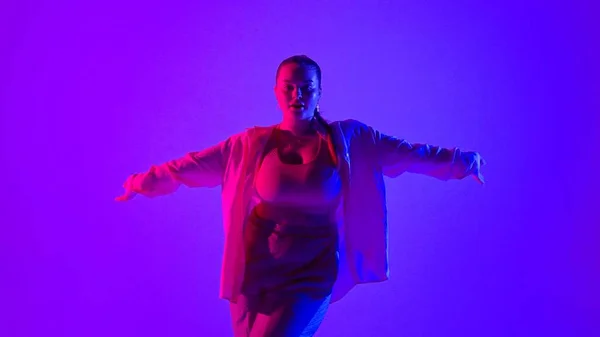 Attraktiv Kvinna Dansar Jazz Funk Rosa Och Blått Neonljus Studio — Stockfoto