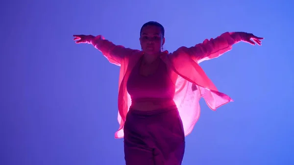 Houkutteleva Nainen Tanssii Jazz Funkia Vaaleanpunaisessa Sinisessä Neonvalossa Studiossa Moderni — kuvapankkivalokuva