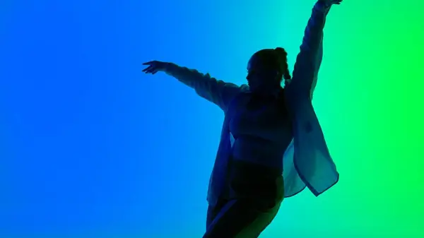 Silhuett Kvinna Dansande Jazz Funk Grön Och Blå Neon Bakgrund — Stockfoto