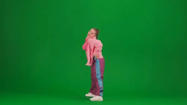 在一个工作室里 一个迷人的女人在绿色荧幕上跳爵士舞 现代动态和充满活力的舞蹈编排 全身而退创意内容 推广短片或广告 — 图库照片