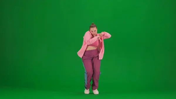 Atrakcyjna Kobieta Tańcząca Jazz Funk Tle Zielonego Ekranu Chroma Key — Zdjęcie stockowe