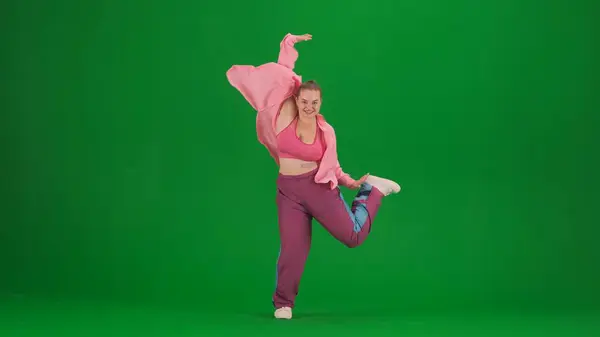 在一个工作室里 一个迷人的女人在绿色荧幕上跳爵士舞 现代动态和充满活力的舞蹈编排 全身而退创意内容 推广短片或广告 — 图库照片