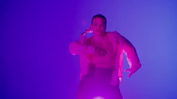 Aantrekkelijke Vrouw Dansend Jazz Funk Roze Blauw Neon Licht Een — Stockvideo