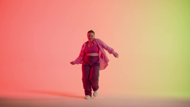 Aantrekkelijke Vrouw Dansend Jazz Funk Rood Groen Neon Achtergrond Een — Stockvideo