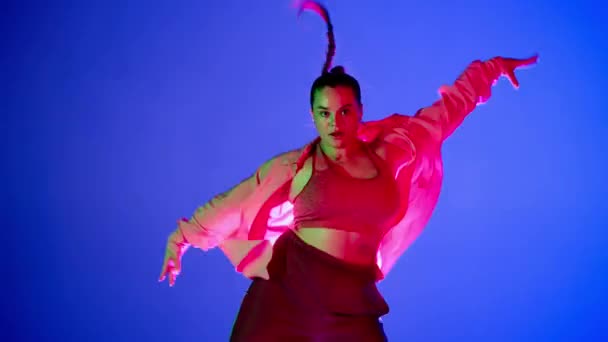 Aantrekkelijke Vrouw Dansend Jazz Funk Roze Groen Blauw Neon Licht — Stockvideo