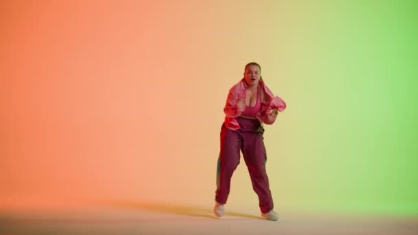 Aantrekkelijke Vrouw Dansend Jazz Funk Rood Groen Neon Achtergrond Een — Stockvideo