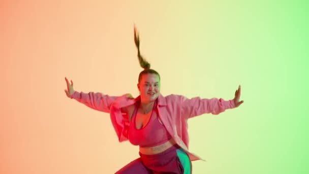 Attraktive Frau Tanzt Jazz Funk Auf Rotem Und Grünem Hintergrund — Stockvideo