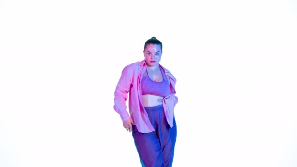 Attraktive Frau Tanzt Jazz Funk Auf Weißem Hintergrund Einem Studio — Stockvideo