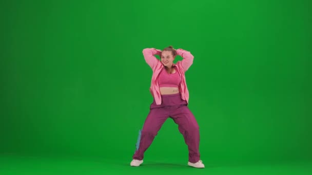 在一个工作室里 一个迷人的女人在绿色荧幕上跳爵士舞 现代动态和充满活力的舞蹈编排 全身而退创意内容 推广短片或广告 — 图库视频影像