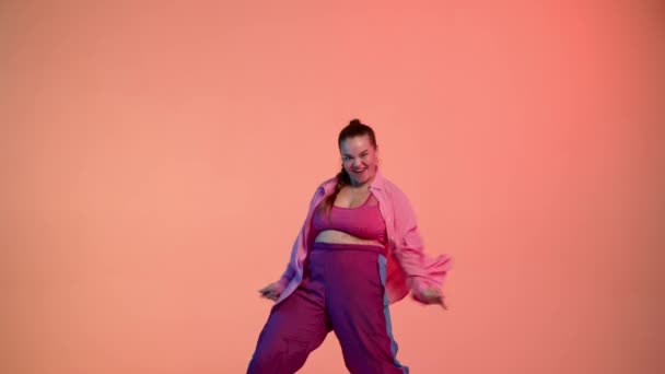 Stüdyoda Pembe Izole Edilmiş Neon Arka Planda Dans Eden Çekici — Stok video
