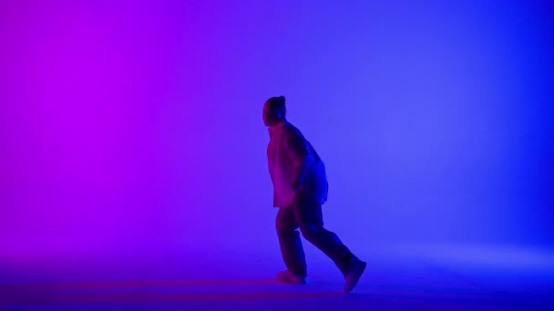 Привлекательная Женщина Танцует Джаз Фанк Розовом Синем Неоновом Фоне Студии — стоковое видео
