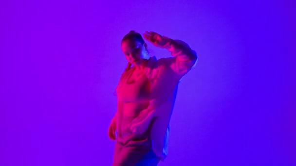 Atrakcyjna Kobieta Tańcząca Jazz Funk Różowym Niebieskim Neonowym Tle Studiu — Wideo stockowe