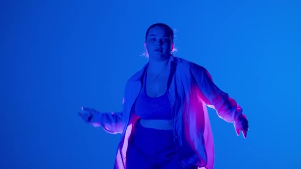 Attraktive Frau Tanzt Jazz Funk Rosa Und Blauem Neonlicht Einem — Stockvideo