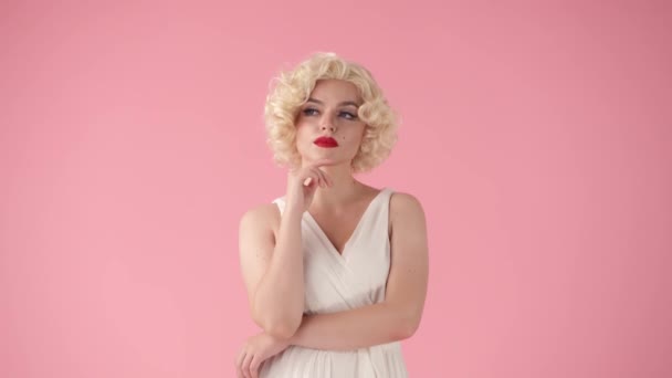 Žena Obrazu Marilyn Monroe Která Něčem Zasněně Přemýšlí Koketně Přitiskne — Stock video