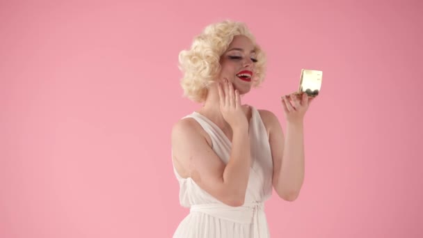 Jonge Vrouw Ogen Van Marilyn Monroe Die Haar Spiegelbeeld Bewondert — Stockvideo