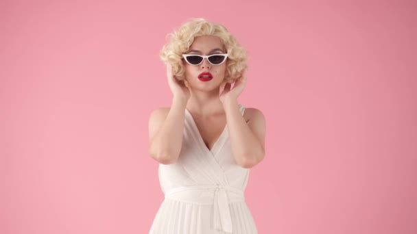 Portret Van Een Vrouw Het Beeld Van Marilyn Monroe Met — Stockvideo