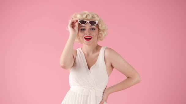 Frau Berührt Hebt Katzenauge Geformte Sonnenbrille Auf Lächelt Frau Mit — Stockvideo