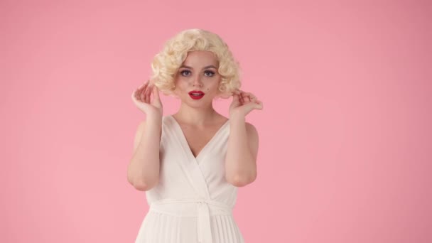 Elegant Kvinna Bilden Marilyn Monroe Som Visar Upp Sina Biceps — Stockvideo