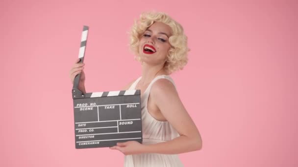 Kobieta Zdjęciu Marilyn Monroe Trzymająca Klapkę Jasna Kobieta Czerwoną Szminką — Wideo stockowe