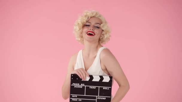 Wanita Yang Mirip Marilyn Monroe Memegang Sebuah Papan Jepit Perempuan — Stok Video