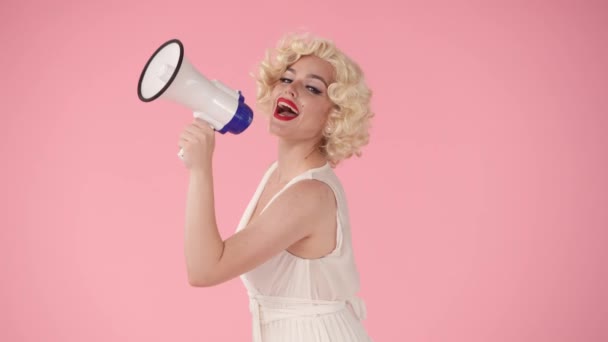 Marilyn Monroe Karakterindeki Kadının Megafona Konuşmasının Yan Görüntüsü Renkli Makyajlı — Stok video