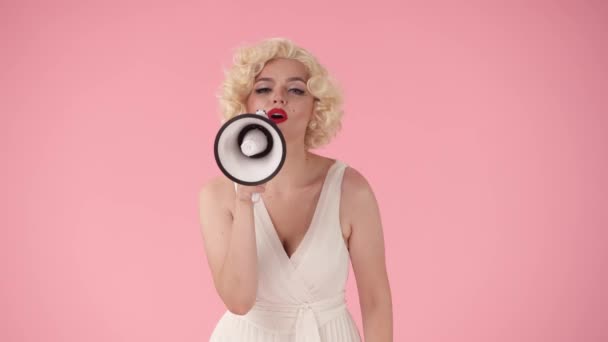Marilyn Monroe Karakterindeki Kadın Megafona Konuşuyor Renkli Makyajlı Peruklu Beyaz — Stok video
