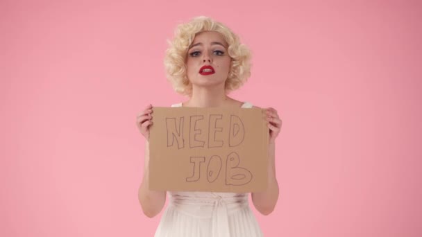 Mujer Que Sostiene Póster Con Inscripción Necesita Trabajo Pide Trabajo — Vídeos de Stock