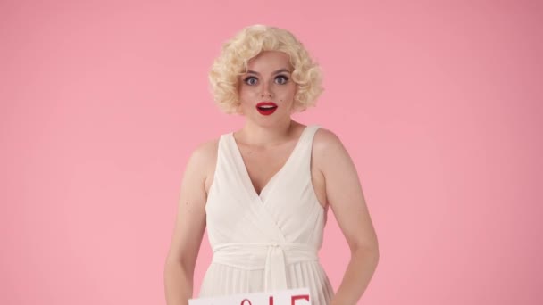 Жінка Показує Плакат Написом Продаж Несподіванкою Задоволенням Молода Жінка Образі — стокове відео