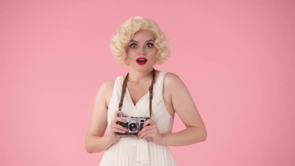 Kadın Heyecanla Eski Kamerayla Fotoğraf Çekiyor Stüdyodaki Marilyn Monroe Benzeyen — Stok video