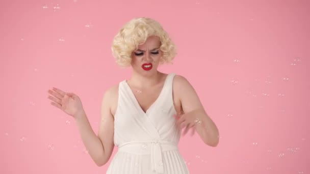 Retrato Una Mujer Descontenta Imagen Marilyn Monroe Rodeada Pompas Jabón — Vídeo de stock