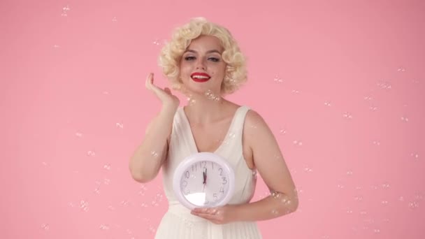Mujer Sosteniendo Reloj Mano Arreglándose Pelo Mujer Baja Mirada Hora — Vídeos de Stock