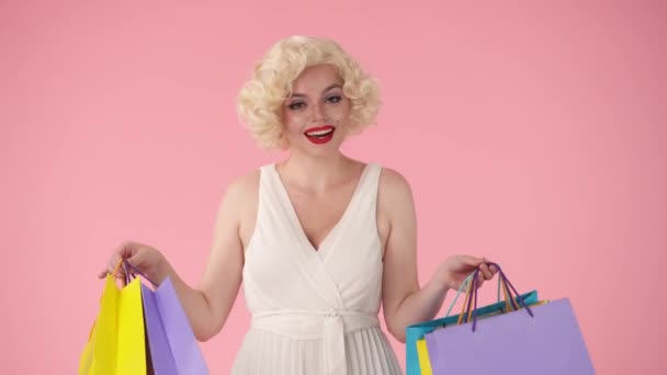 Młoda Szczęśliwa Kobieta Trzymająca Kolorowe Torby Zakupy Kobieta Wyglądająca Jak — Wideo stockowe