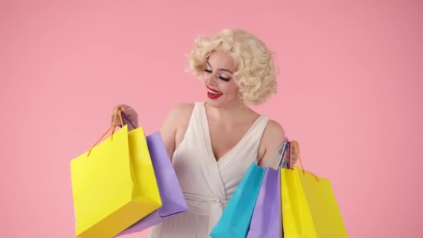 Portret Van Een Vrolijke Verraste Vrouw Met Kleurrijke Boodschappentassen Vrouw — Stockvideo