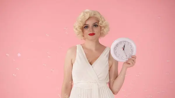 Elinde Beyaz Yuvarlak Duvar Saati Tutan Bir Kadın Marilyn Monroe — Stok fotoğraf