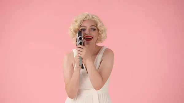 Kvinna Använder Retro Videokamera Kvinna Ser Som Marilyn Monroe Studio — Stockfoto