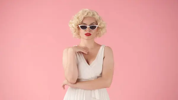 Retrato Uma Mulher Imagem Marilyn Monroe Usando Óculos Sol Forma — Fotografia de Stock