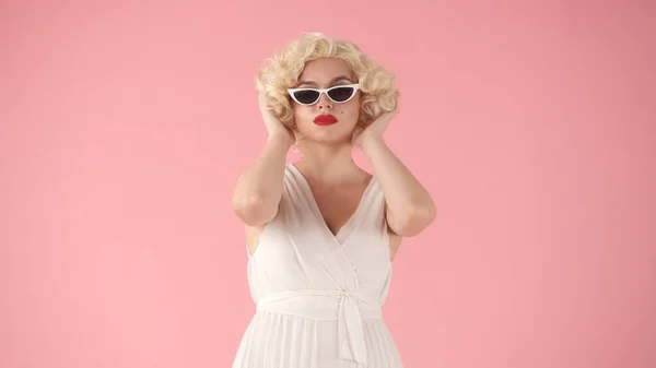 Portrett Kvinne Bildet Marilyn Monroe Iført Kattøyeform Solbriller Studio Rosa – stockfoto