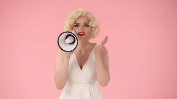 Vrouw Het Karakter Van Marilyn Monroe Die Megafoon Spreekt Vrouw — Stockfoto