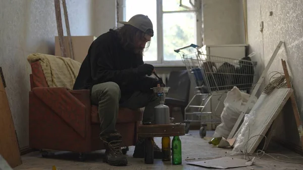 Desamparado Pobre Hombre Sentado Una Habitación Edificio Abandonado Lleno Sus — Foto de Stock