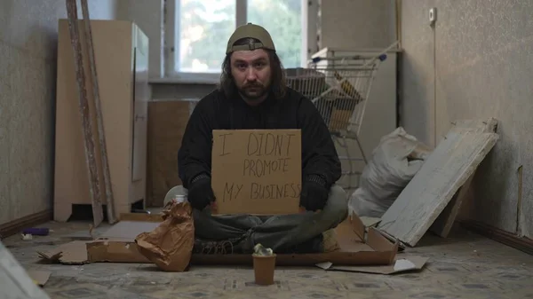 Dakloze Arme Man Zit Een Kamer Van Een Verlaten Gebouw — Stockfoto