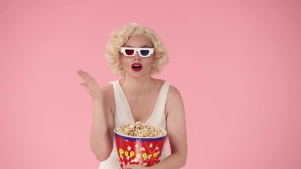 Vrouw Met Bril Popcorn Bedekt Haar Mond Met Palm Van — Stockvideo