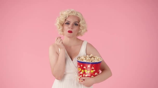 Portrét Pozitivní Veselé Ženy Která Užívá Sledování Filmu Pojídání Popcornu — Stock video