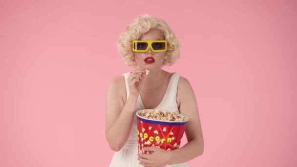 Mujer Gafas Comiendo Palomitas Maíz Cubo Grande Mientras Una Película — Vídeos de Stock