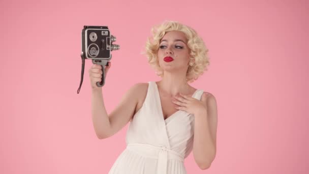 빈티지 비디오 카메라를 셀카를 Marilyn Monroe가 카메라를 포즈를 취하고 스튜디오에서 — 비디오
